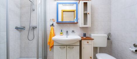 Dusche, Haartrockner, Handtücher, Seife