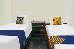 Twin Room | Laptop workspace, free WiFi, bed sheets - SPOT ON 92063 Balebat Endah Syariah (Pangandaran)