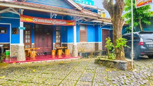 A building with a blue facade, a red entrance, and a signboard. - SPOT ON 92063 Balebat Endah Syariah (Pangandaran)