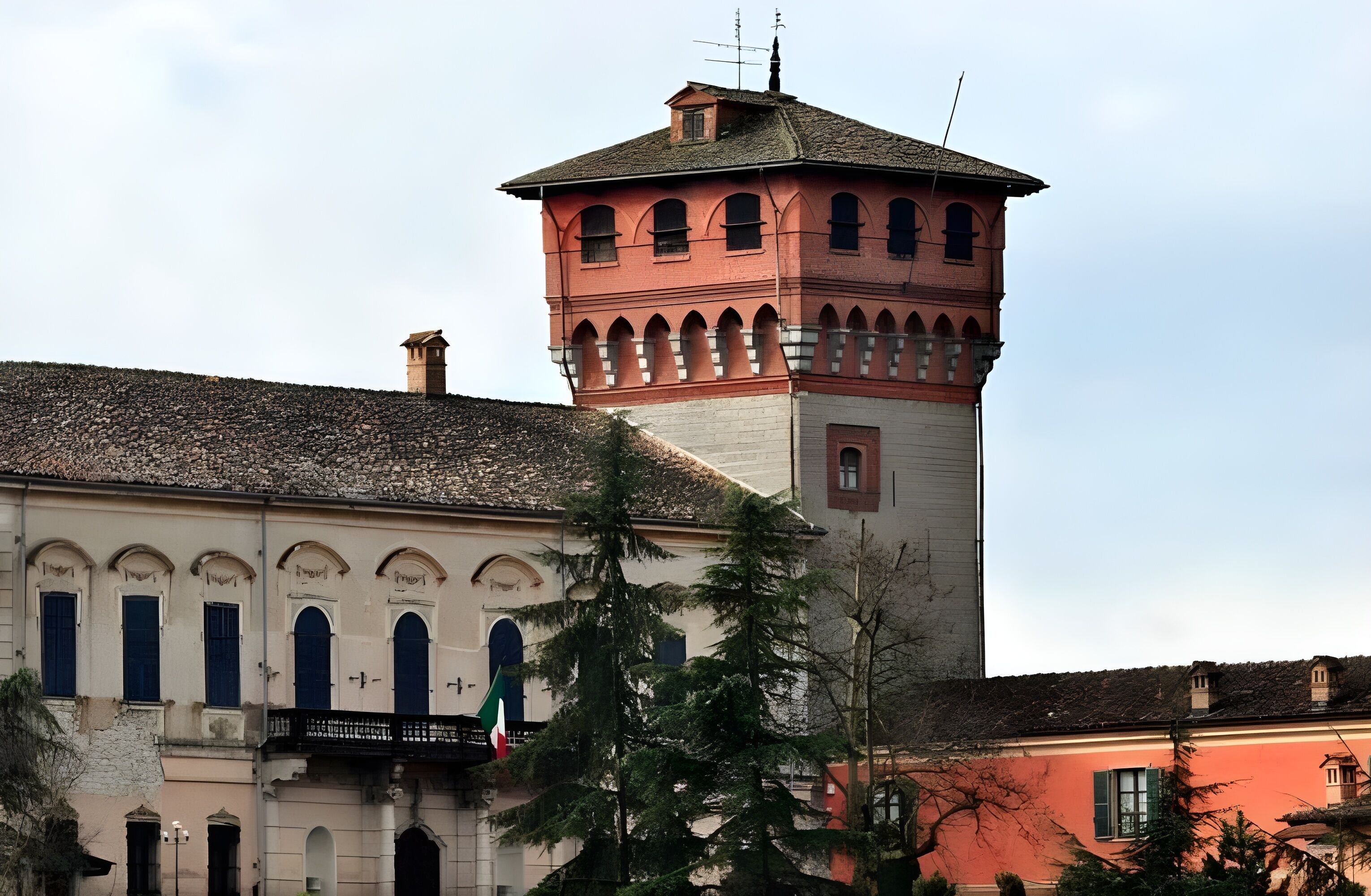 Un edifici històric amb una torre destacada i finestres d'arc.