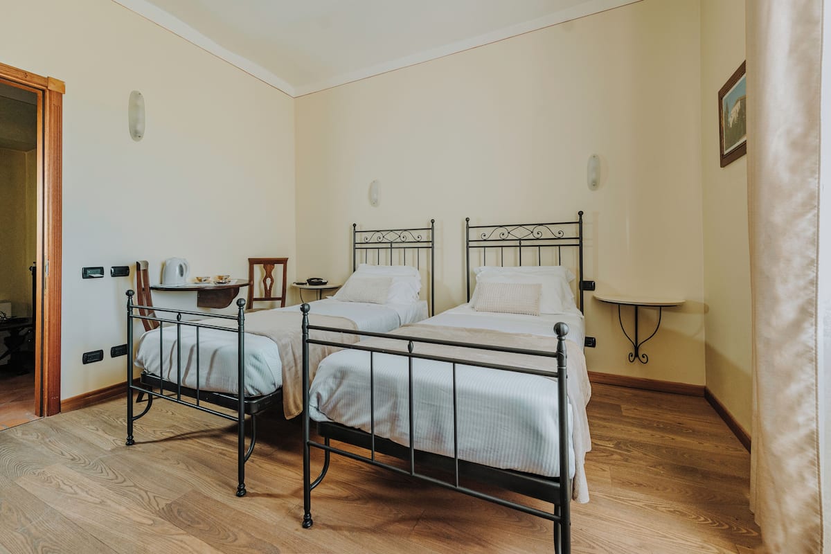 Twin kamer | Een kluis op de kamer, een bureau, geluiddichte muren, gratis wifi