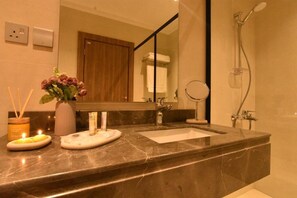 Executive Apartment | Bathroom | Shower, rainfall showerhead, free toiletries, bathrobes - Dream Residence (Al Khobar)