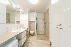 Dusche, Haartrockner, Handtücher, Seife