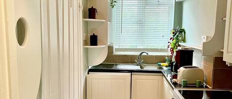 Geladeira, fogão, cafeteira/chaleira, torradeira