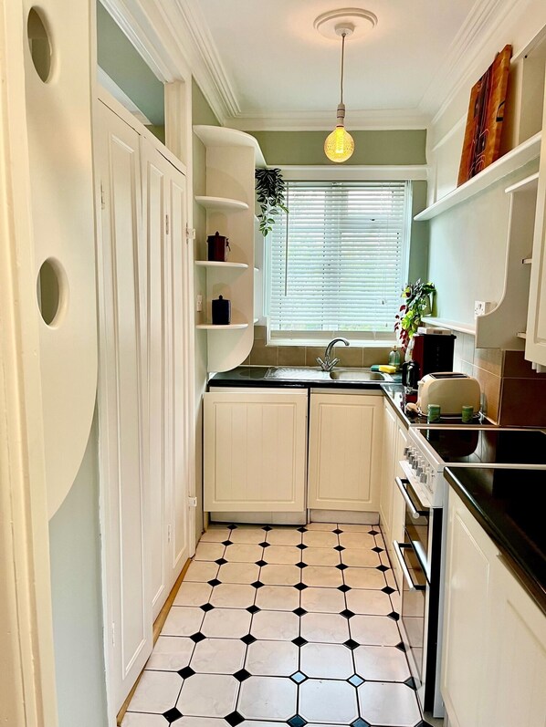 Fridge, oven, coffee/tea maker, toaster