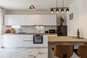 Kühlschrank, Mikrowelle, Ofen, Herdplatte