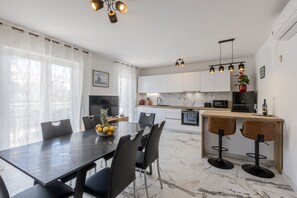 Kühlschrank, Mikrowelle, Ofen, Herdplatte