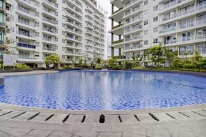 Outdoor pool - Collection O 90205 Queen Rent Apartment Gateway Pasteur (Cimahi)