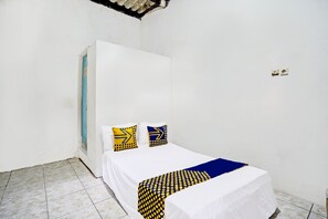 Free WiFi, bed sheets - Hotel O Tarlo Guest House 4 (Surabaya)