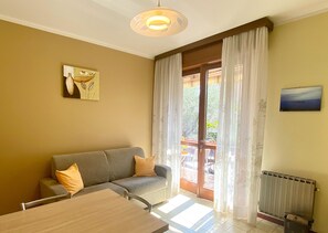 Smart TV, DVD player, stereo