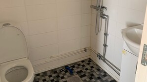 Studio, 2 lits une place | Salle de bain | Douche, serviettes fournies