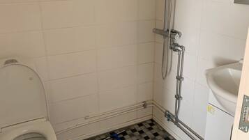 Studio, 2 Single Beds | Bathroom | Shower, towels