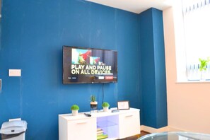 Interior - Furnished 1BR Apt w/ Smart TV near Grand Central (Deritend)