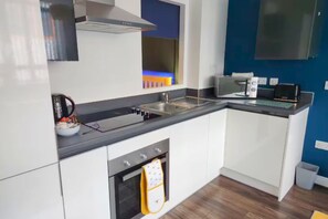 Fridge, microwave, oven, stovetop - Furnished 1BR Apt w/ Smart TV near Grand Central (Deritend)