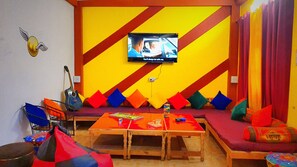 Lobby sitting area - Hogwartz Hostel (Bhuntar)