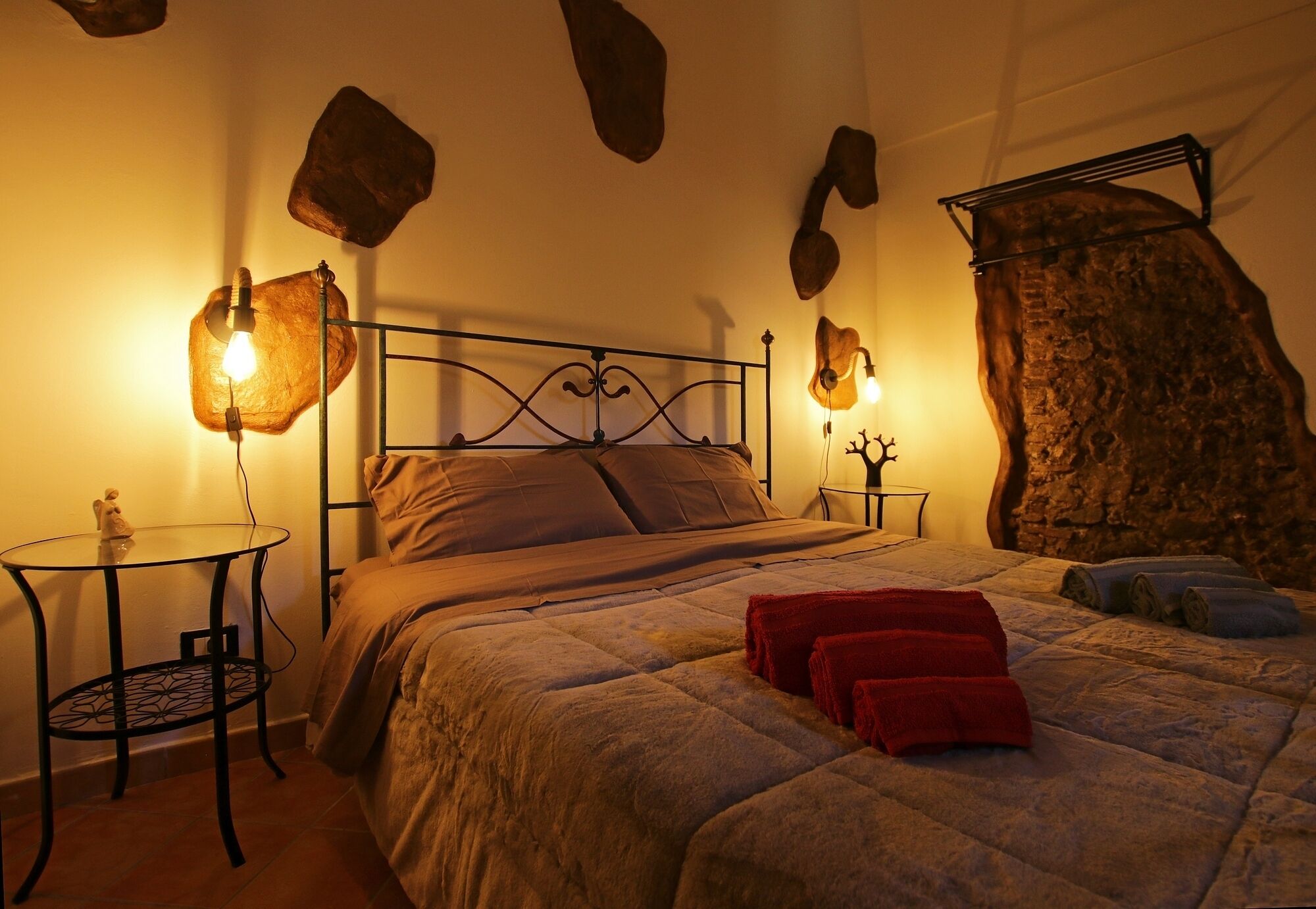 2 bedrooms flat, patio, 2 minutes walk from the centre, free public parking