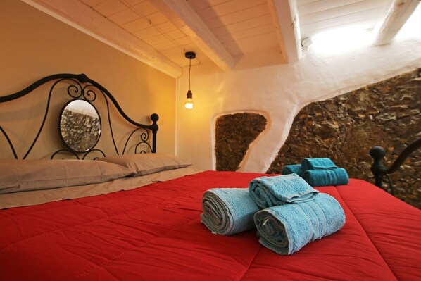 2 bedrooms, iron/ironing board, travel crib, free WiFi - 2 bedrooms flat, patio, 2 minutes walk from the centre, free public parking (Cefalù)