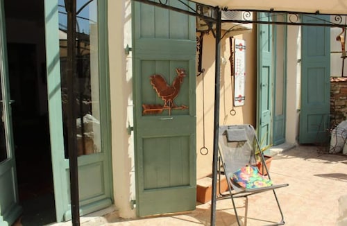 La terrasse du 113, au sein d’un village cévenol