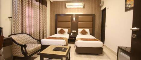 Deluxe Room | Minibar, desk, soundproofing, free WiFi