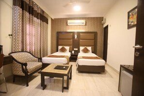 Deluxe Room | Minibar, desk, soundproofing, free WiFi - Hotel Amar Inn (New Delhi)