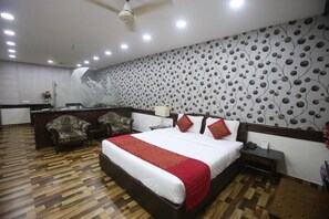 皇室客房 | 迷你吧、書桌、隔音、免費 Wi-Fi