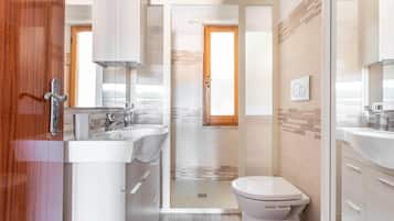 Douche, sĂšche-cheveux, bidet, serviettes fournies