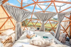 Habitació doble romàntica | Decoració individual, mobiliari individual i wifi gratuïta 