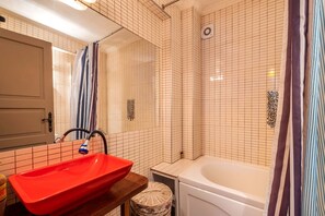 Standard Apartment | Bathroom | Free toiletries, hair dryer, bathrobes, towels - Barış Apart (Kas)