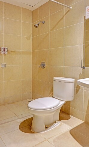 Deluxe Twin Room | Bathroom | Shower, rainfall showerhead, towels, toilet paper