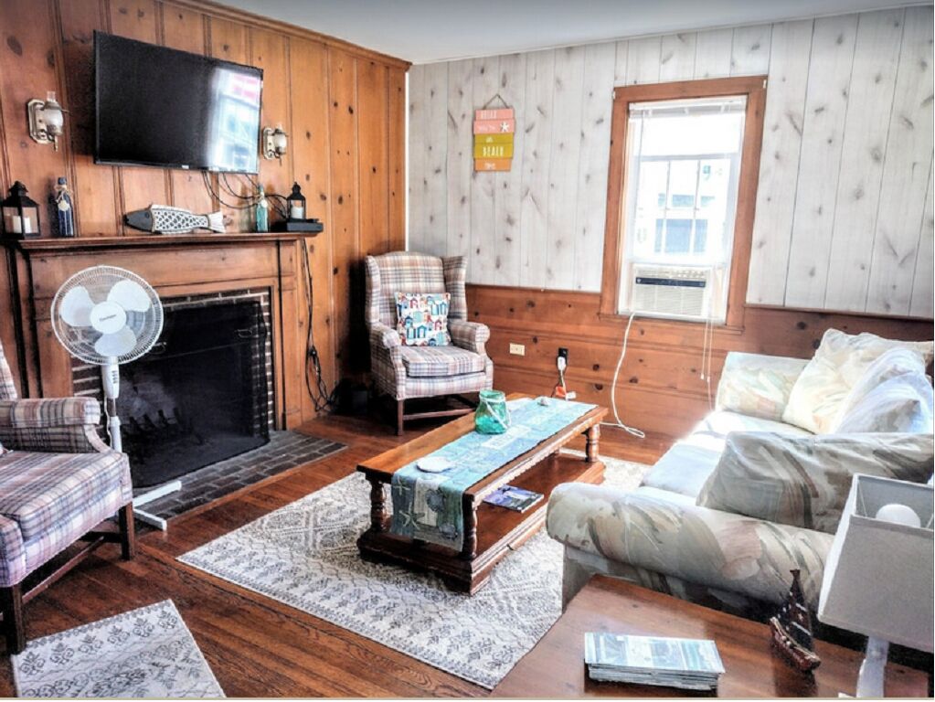 MINS TO BEACHES WALK TO DOWNTOWN, HARBOR & SHOPS NICE FENCED YARD - A/C & WiFi