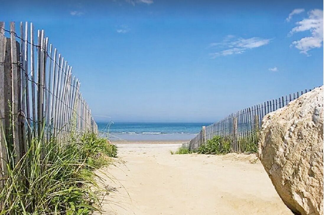 MINS TO BEACHES WALK TO DOWNTOWN, HARBOR & SHOPS NICE FENCED YARD - A/C & WiFi