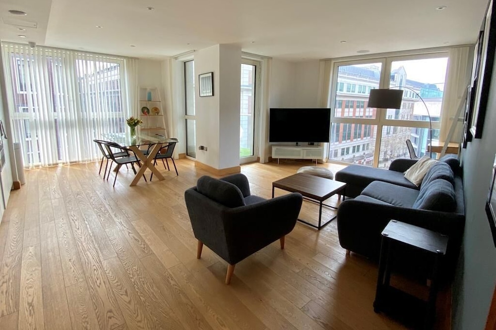 Modern 3 bedroom with balcony close to the Big Ben