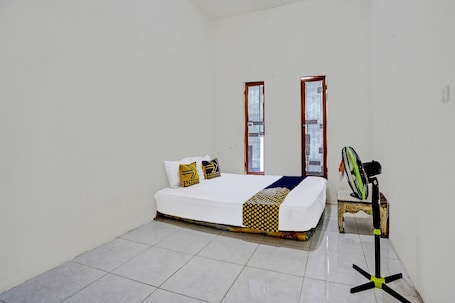 Espacio para trabajar con laptop y ropa de cama