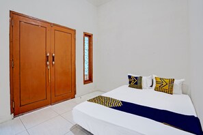 Habitación económica doble | Espacio para trabajar con un portátil y ropa de cama