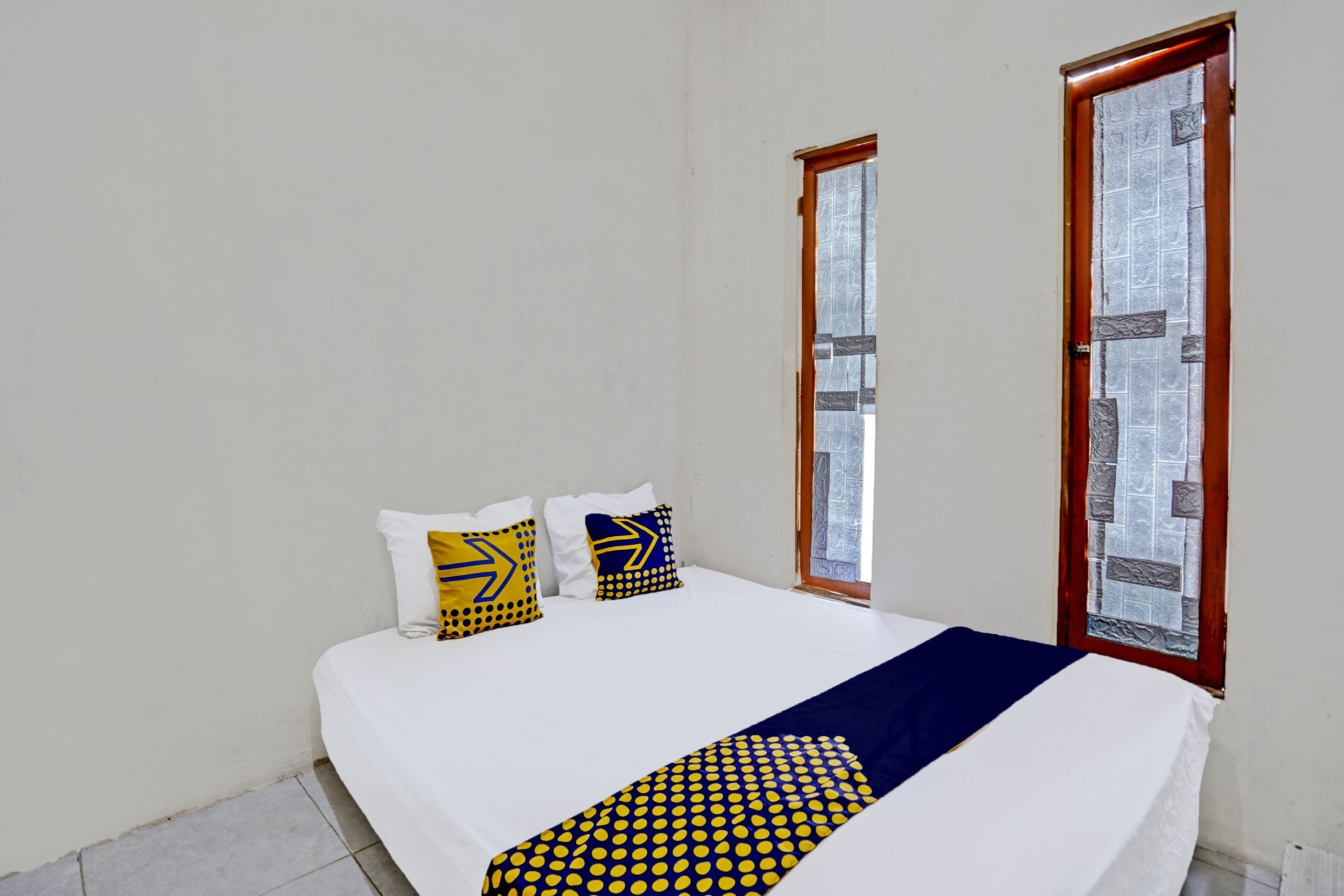 Economy Double Room | Laptop workspace, bed sheets