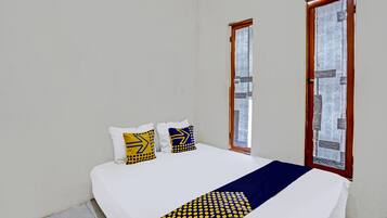 Economy Double Room | Laptop workspace, bed sheets