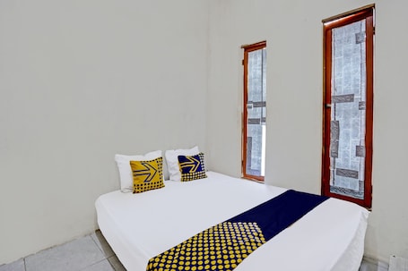 Economy Double Room. OYO LIFE 92077 Tarlo Guest House 3