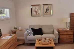 TV - Secluded Luxury Escape Red Hill-Peppercorn Cottage (Red Hill)