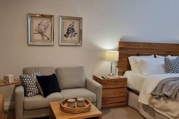 1 bedroom, iron/ironing board, WiFi, bed sheets - Secluded Luxury Escape Red Hill-Peppercorn Cottage (Red Hill)