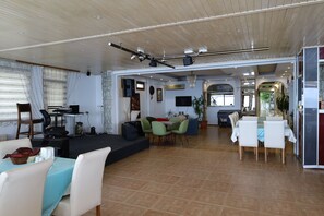 朝食 (ビュッフェ)、毎日提供 (無料)
