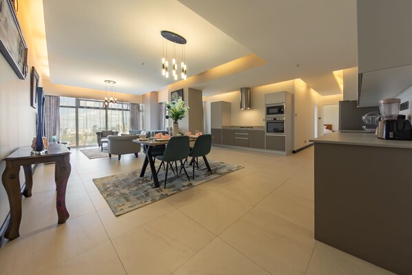 冷蔵庫、電子レンジ、オーブン、コンロ