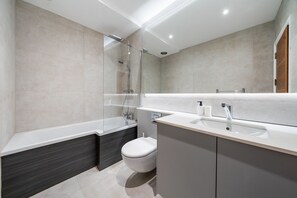 Maison | Salle de bain | Ensemble douche/baignoire, baignoire relaxante profonde, sèche-cheveux