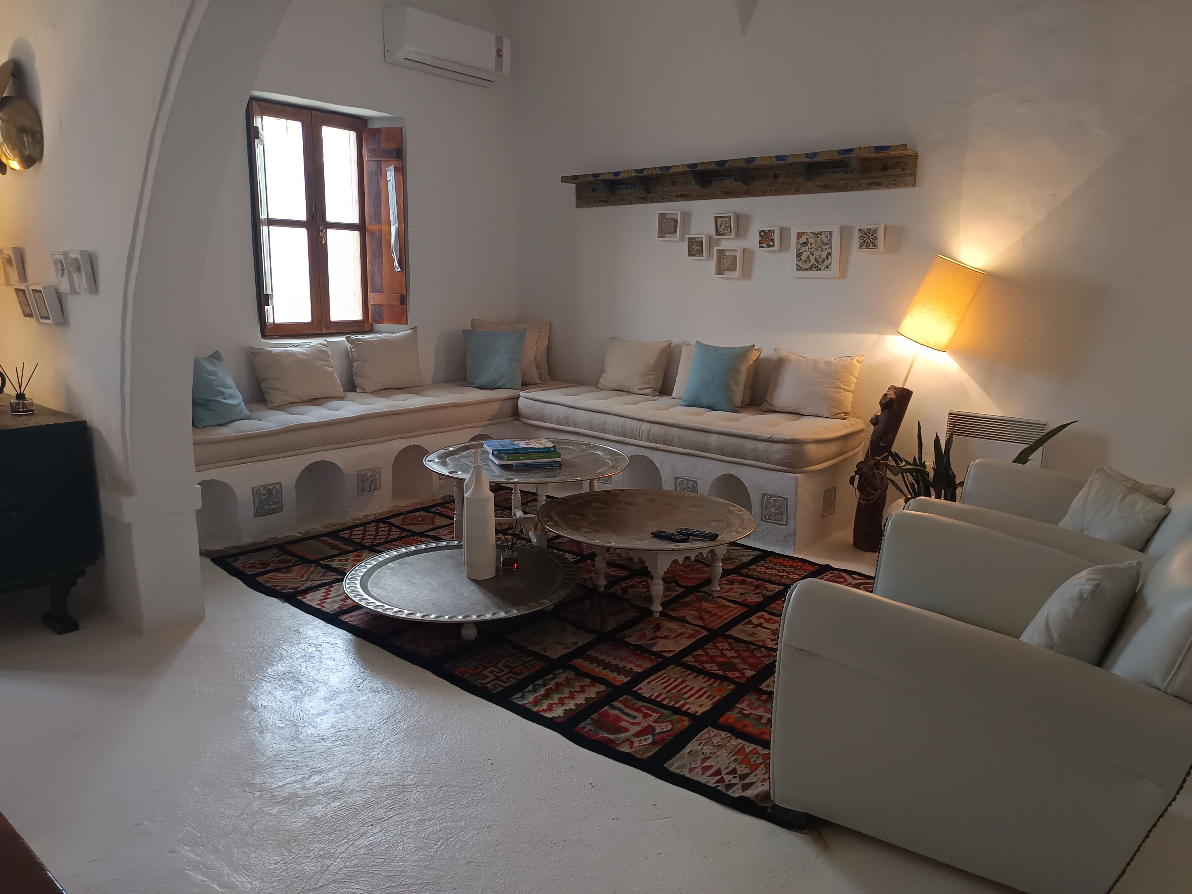 Télévision, baby-foot, table de tennis de table