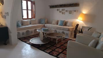 Télévision, baby-foot, table de tennis de table