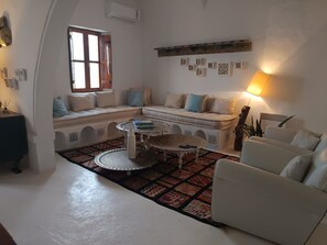 TV, tavolo da calcetto, tavolo da ping pong