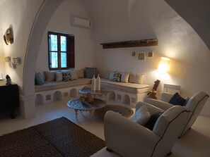 Una televisión, un futbolín, una mesa de tenis de mesa