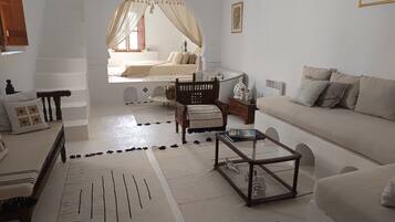 Télévision, baby-foot, table de tennis de table