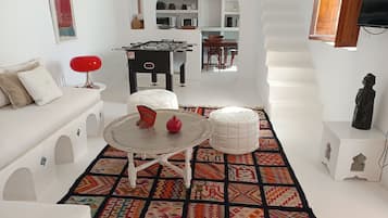 電視、足球機、乒乓球設施