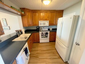 Geladeira, micro-ondas, fogão, cooktop