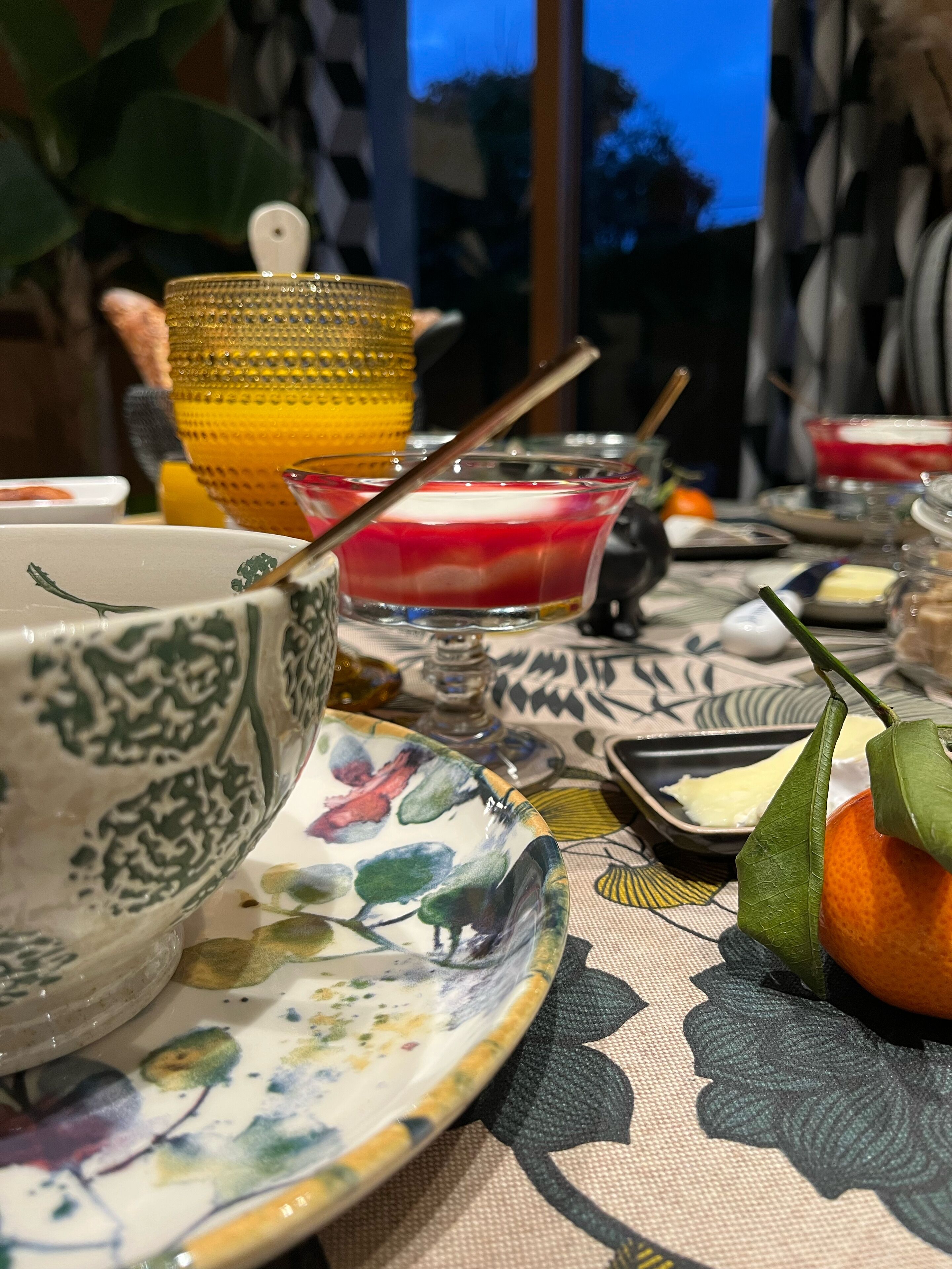 Une table avec différents plats et un bol décoratif.